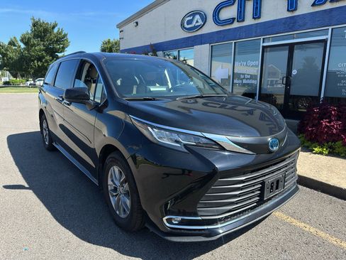 Used 2022 Toyota Sienna XLE FWD image 2