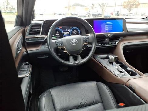 Used 2023 Toyota Crown Limited image 15