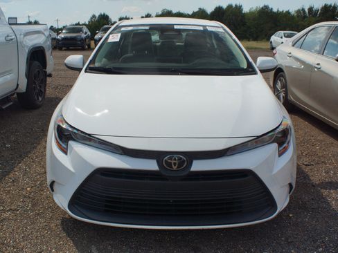 Used 2023 Toyota Corolla LE FWD image 2