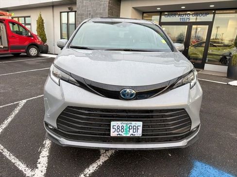 Used 2025 Toyota Sienna XLE Woodland Edition image 2