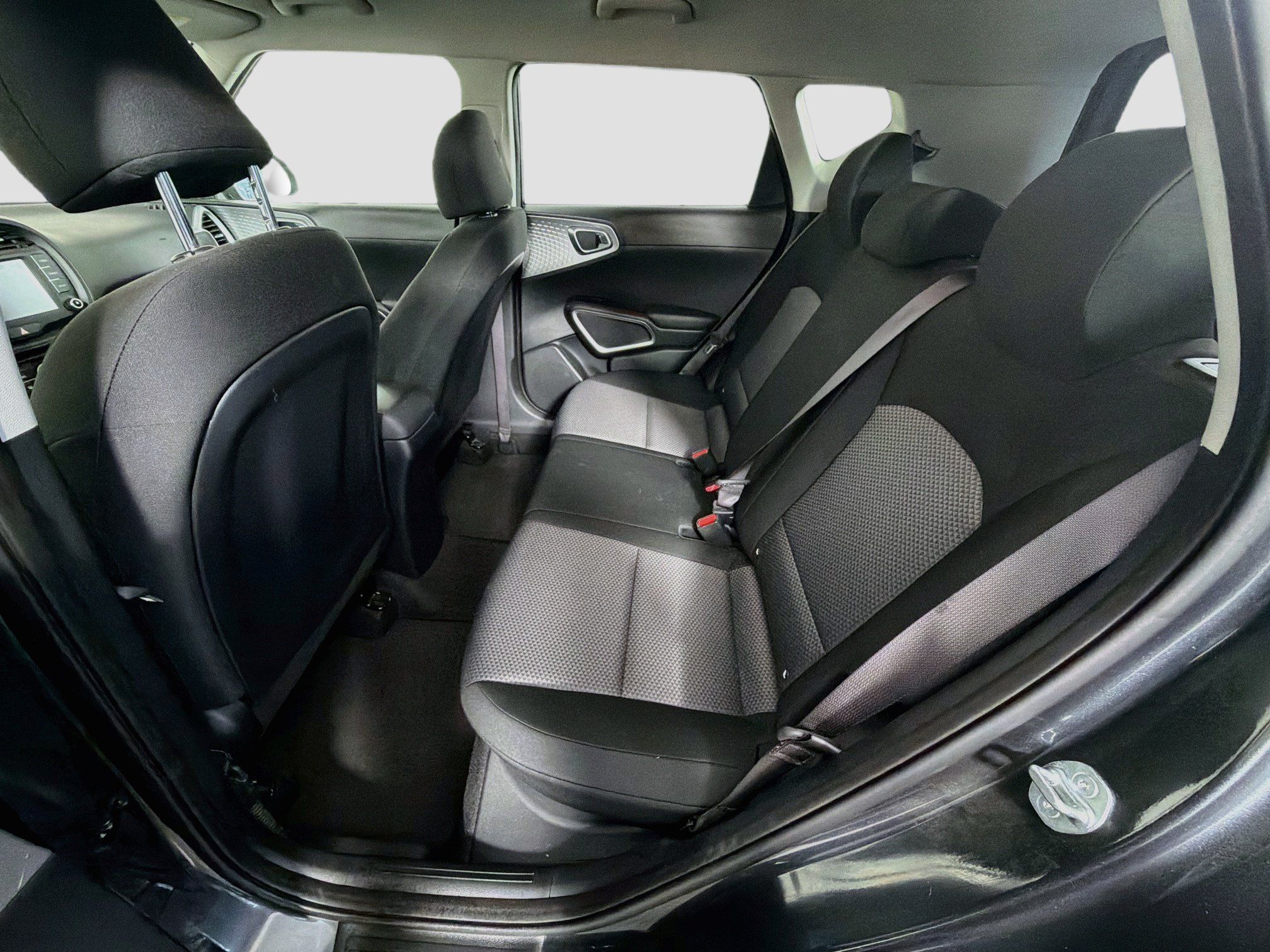 Used 2025 Kia Soul LX w/ LX Technology Package FWD image 28
