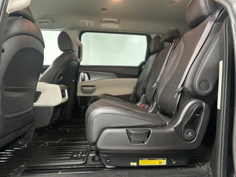 Used 2024 Kia Carnival LX image 20