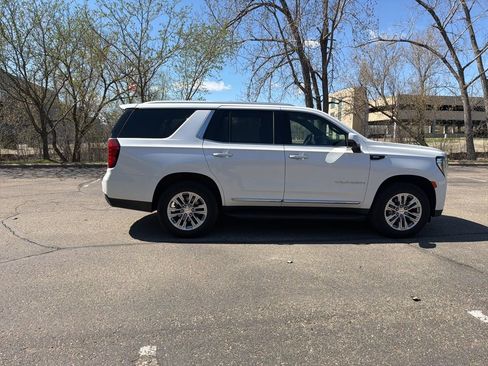 Used 2023 GMC Yukon SLT w/ SLT Luxury Package image 16