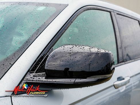 Used 2023 Jeep Grand Cherokee L Laredo image 3