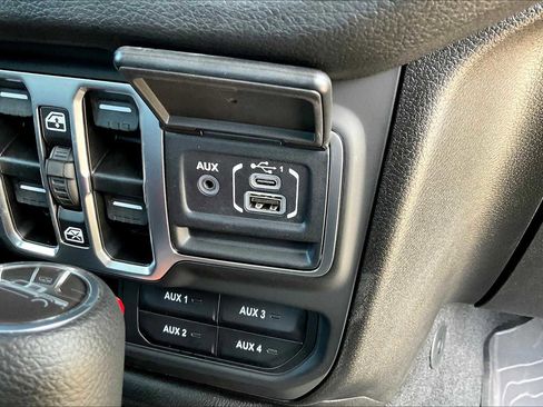 New 2025 Jeep Gladiator Sport image 17