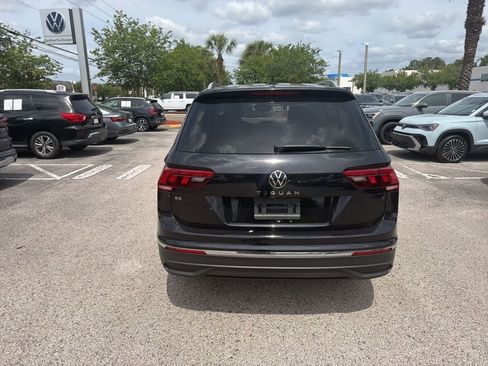 Used 2023 Volkswagen Tiguan SE w/ Panoramic Sunroof Package image 10