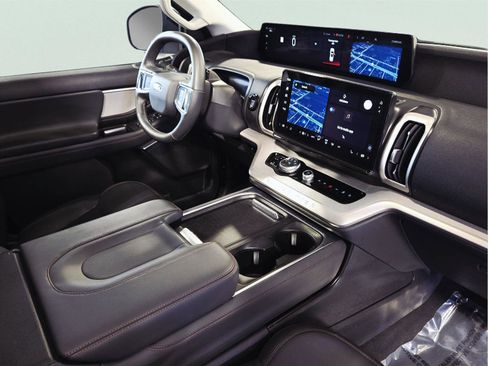 Used 2025 Ford Expedition Active image 27