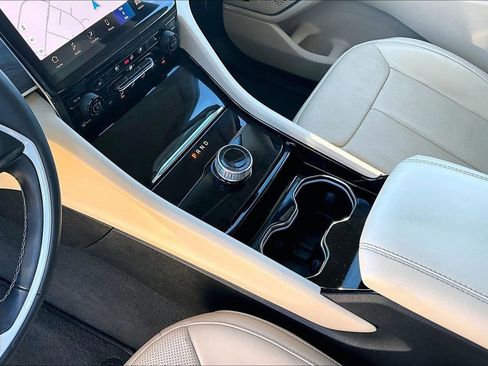 Used 2022 Jeep Grand Cherokee Limited w/ Luxury Tech Group II image 15