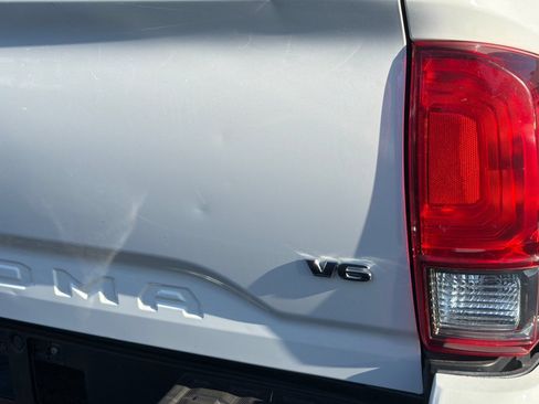 Used 2017 Toyota Tacoma TRD Off-Road RWD image 7