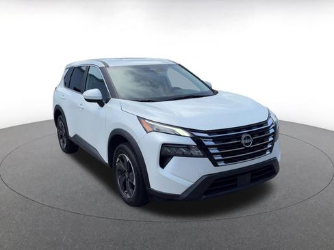 Used 2025 Nissan Rogue SV AWD/4WD image 2