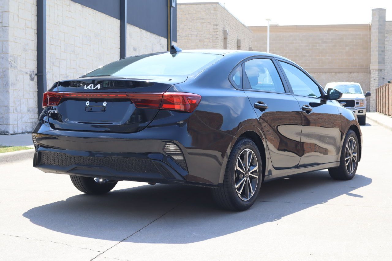 Used 2022 Kia Forte LXS FWD image 3