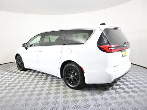 Used 2024 Chrysler Pacifica Touring FWD image 4