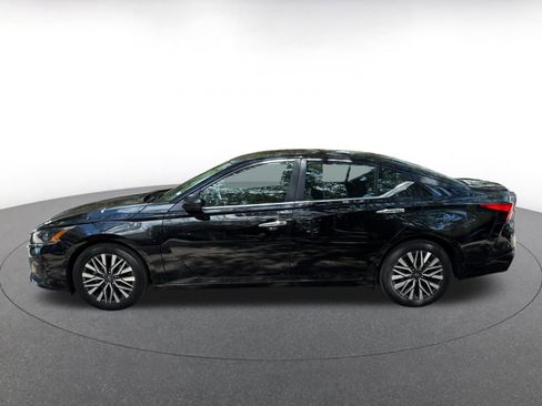 Used 2025 Nissan Altima 2.5 SV FWD image 11