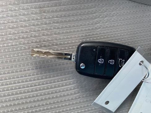 Used 2019 Kia Sedona L FWD image 26