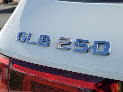 Used 2021 Mercedes-Benz GLB 250 4MATIC image 7