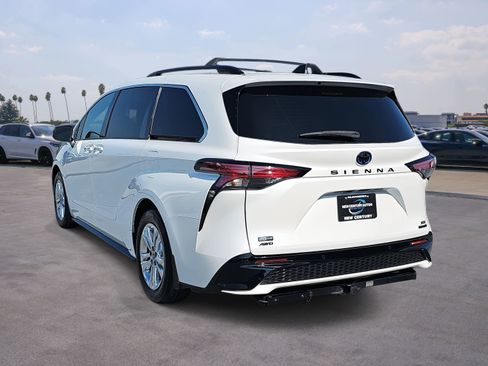 Used 2023 Toyota Sienna XSE image 7