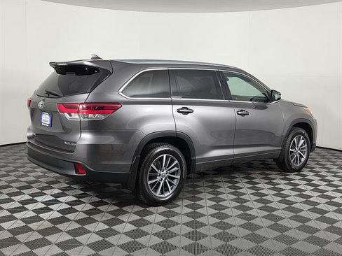 Used 2018 Toyota Highlander XLE AWD/4WD image 3