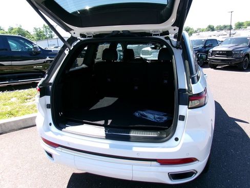 Used 2024 Jeep Grand Cherokee Summit w/ Luxury Tech Group V AWD/4WD image 16