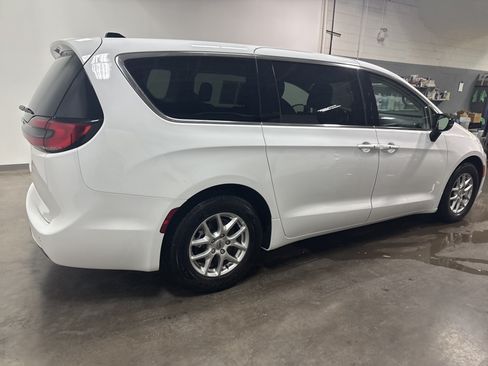 Used 2024 Chrysler Pacifica Touring-L FWD image 3