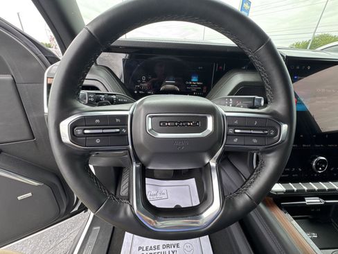 Used 2025 GMC Yukon Denali AWD/4WD image 22