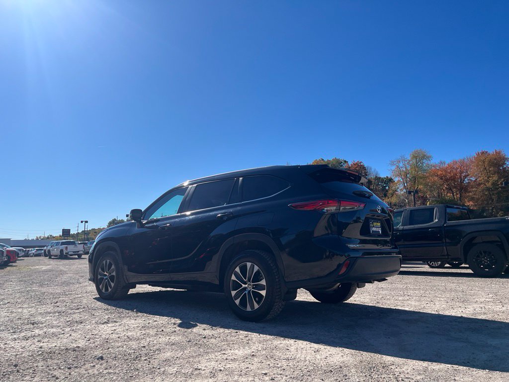 Used 2023 Toyota Highlander XLE AWD/4WD image 6