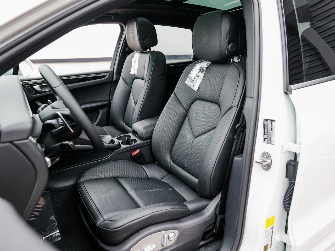 Certified 2026 Porsche Macan AWD/4WD image 5