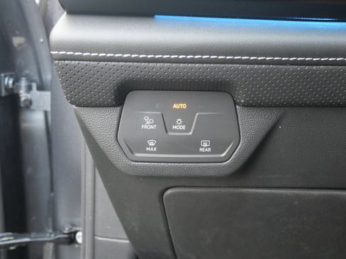 Used 2024 Volkswagen Atlas Cross Sport SEL R-Line image 11