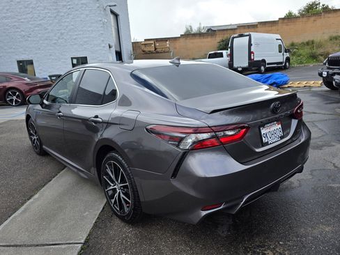 Used 2024 Toyota Camry SE image 3