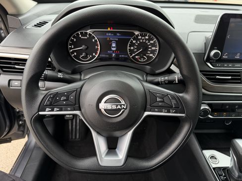 Used 2025 Nissan Altima 2.5 SV FWD image 17