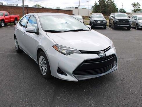 Used 2017 Toyota Corolla LE FWD image 4