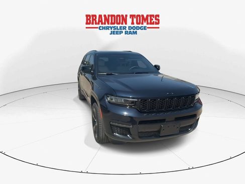 Used 2024 Jeep Grand Cherokee L Limited w/ Black Appearance Package AWD/4WD image 3
