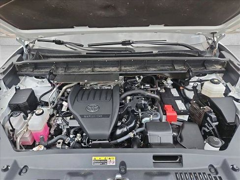 Used 2025 Toyota Highlander LE FWD image 23