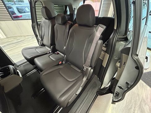 Used 2025 Kia Carnival EX FWD image 9