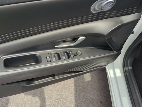 Used 2023 Hyundai Elantra Limited FWD image 19