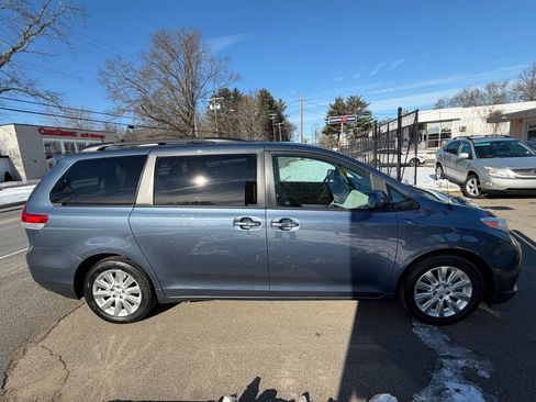Used 2014 Toyota Sienna XLE image 4