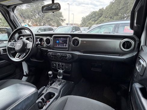 Used 2019 Jeep Wrangler Unlimited Sahara image 11