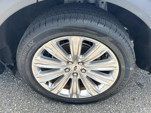 Used 2022 Ford Explorer Limited w/ Equipment Group 301A RWD image 12