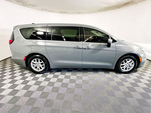 Used 2023 Chrysler Pacifica Touring-L FWD image 2