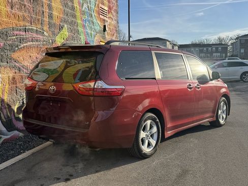 Used 2018 Toyota Sienna LE image 9