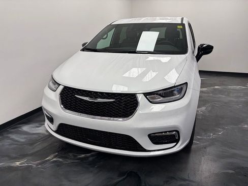 New 2026 Chrysler Pacifica Select image 3
