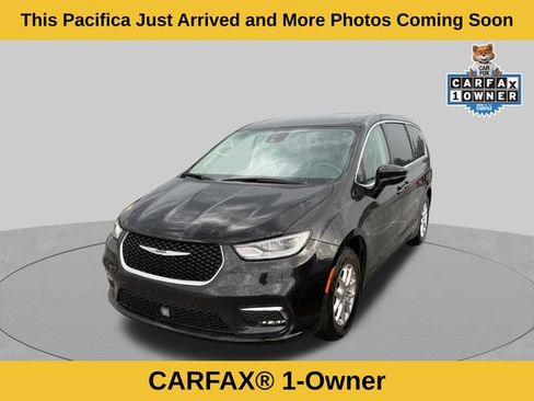 Used 2024 Chrysler Pacifica Touring-L FWD image 2