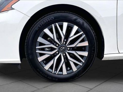 Certified 2025 Nissan Altima 2.5 SV FWD image 11