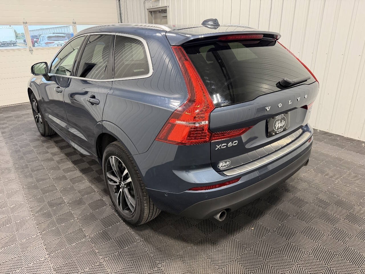 Used 2019 Volvo XC60 T5 Momentum w/ Multimedia Package AWD/4WD image 4