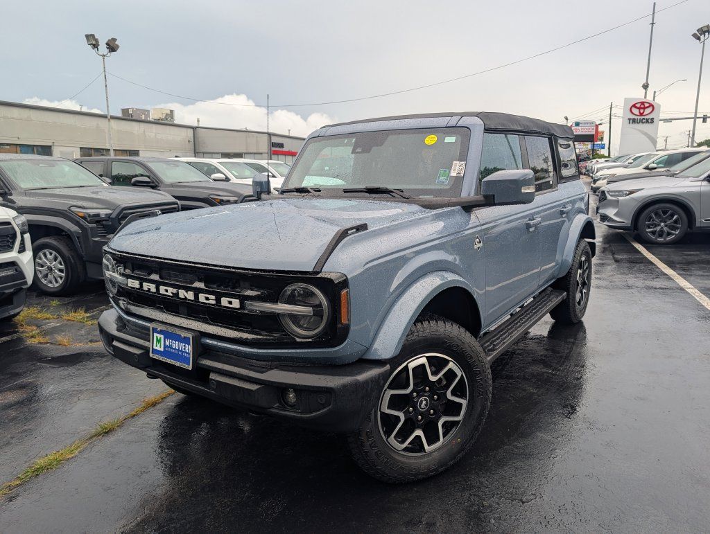 Used 2023 Ford Bronco Outer Banks AWD/4WD image 2