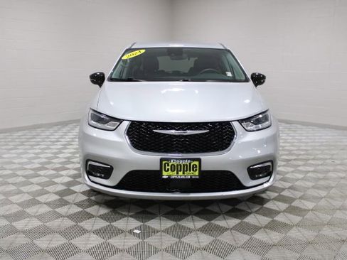 Used 2024 Chrysler Pacifica Touring-L image 6