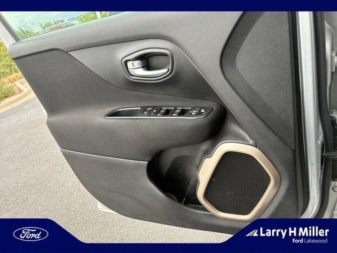 Used 2017 Jeep Renegade Latitude w/ Cold Weather Group AWD/4WD image 13