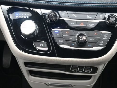 Used 2021 Chrysler Pacifica Touring w/ Cold Weather Group FWD image 22