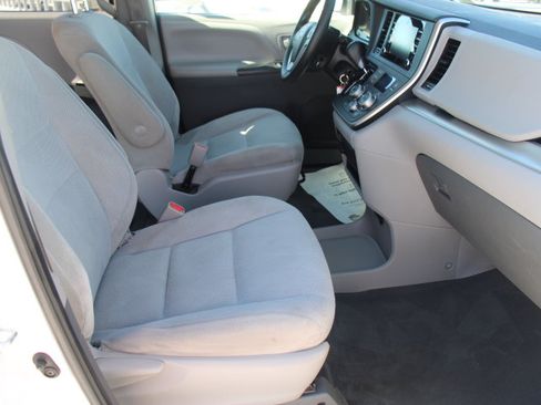 Used 2020 Toyota Sienna L FWD image 17