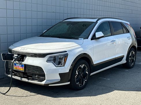 Certified 2023 Kia Niro Wave w/ Wave Preserve Package image 2