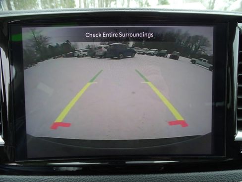 Used 2024 Chrysler Pacifica Select image 28